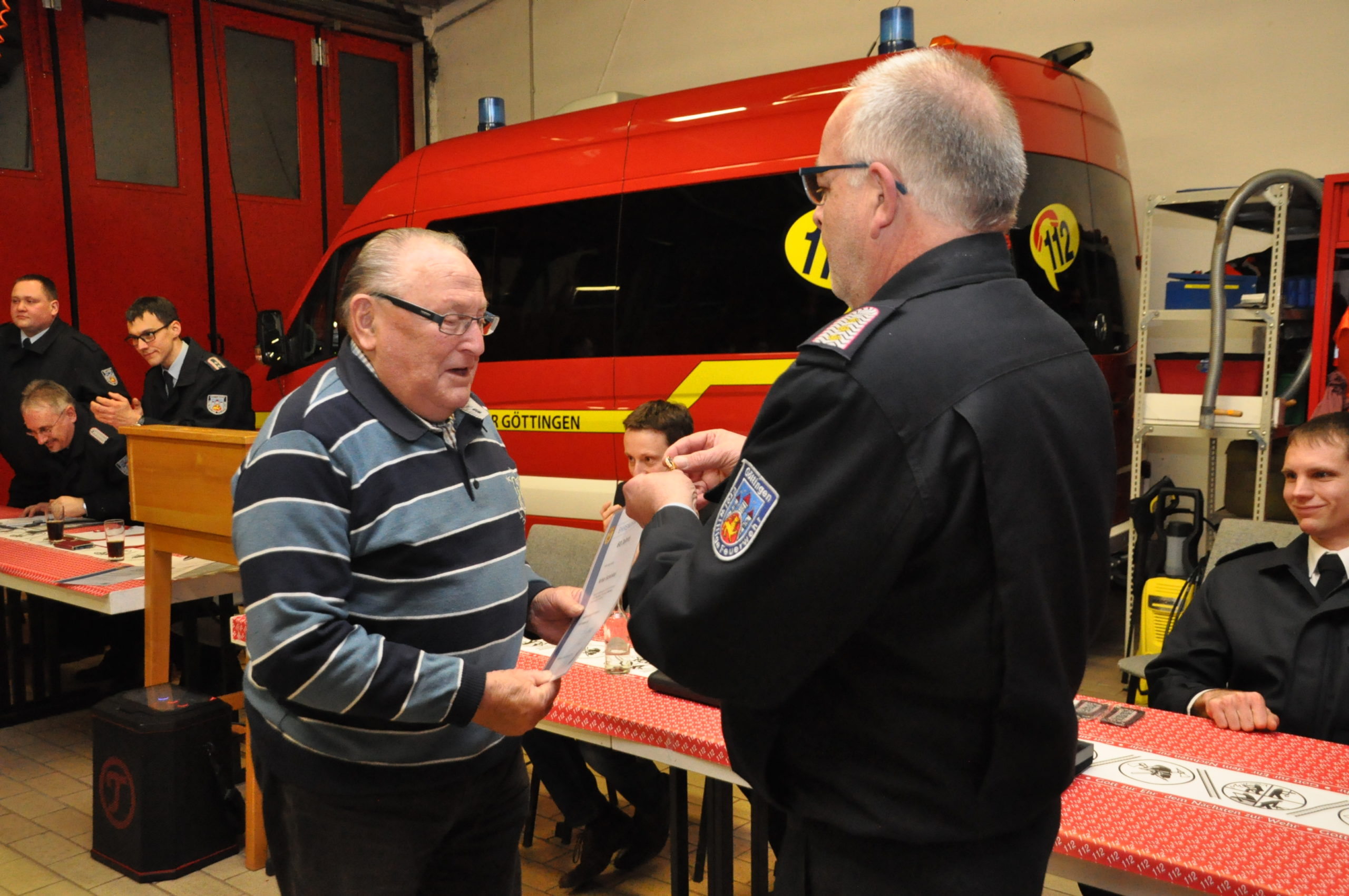 Artur Schinkel wird für 60 Jahe Feuerwehr geehrt.