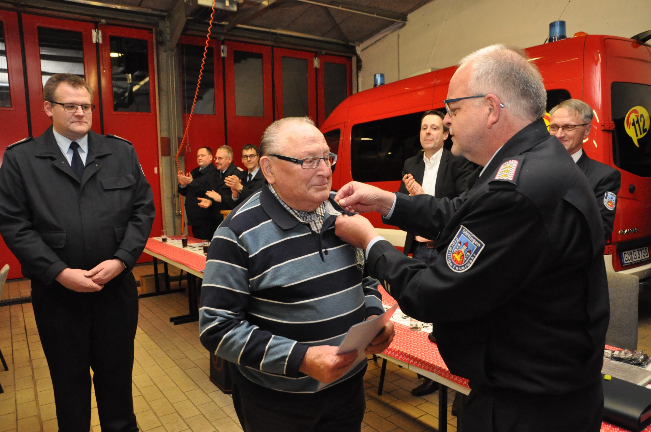 Die Ehrennadel für Artur Schinkel.